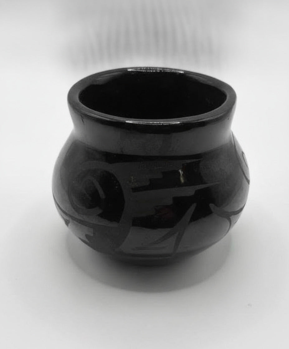 Cedar Mesa 70060 Black Etched Navajo Pottery Jar Signed B. Dine