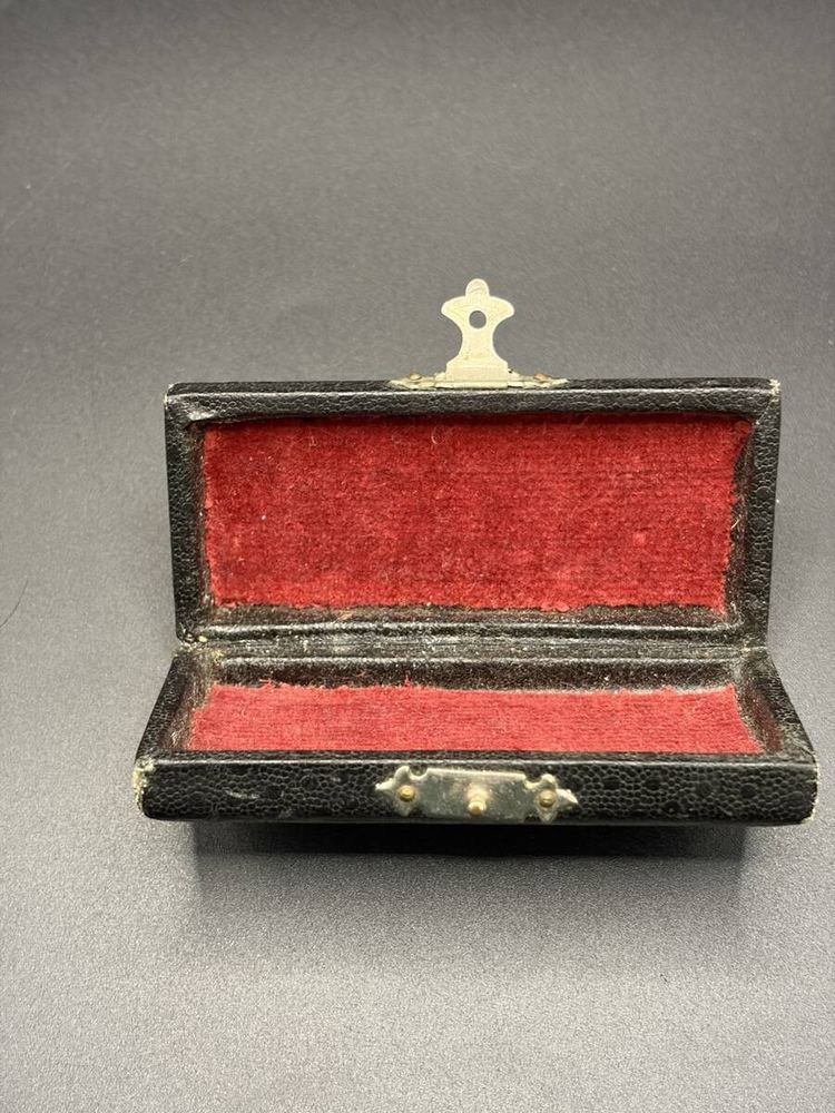 Black Textured Jewelry Trinket Box Red Interior Brass Tone Latch